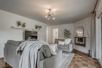 Image de Village Cozy, Modern ranch with huge shower and covered patio!