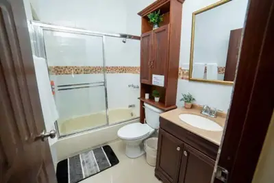 Image de Lovely 3Bedroom rental Free parking on premises