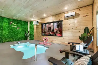 Image de Private Indoor Pool/Pet Stays Free/HotTub/Movie