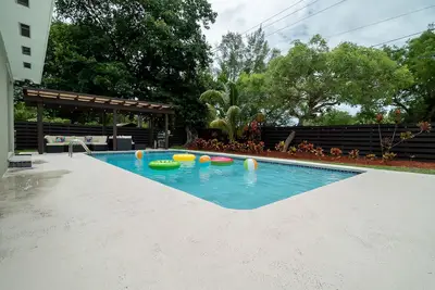 Image de South Miami House with Pool & Backyard Oasis, Bbq Grill, 5 Bd, fits 11 guests