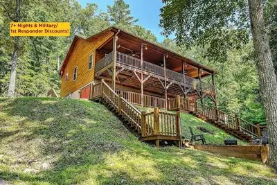 Image de Mountain Cabin - 3 Br w/Pool Table, Air Hockey & WiFi! Near Town! Discounts!