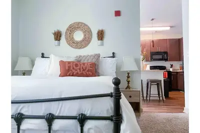 Image de Downtown Bhm Apt| Walkable| Uab| Garage| Pool| Gym