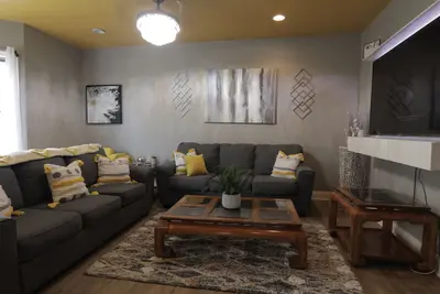 Image de Luxury Boutique Style 1 Bdrm Condo in Downtown Location