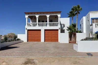 Spacious 4 bed 4 bath house with ocean views