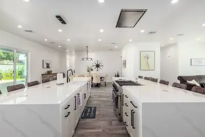 Image de Arcadia 2022 New Build - 5 bed/4. 5bath - Heated Pool - Prime Location