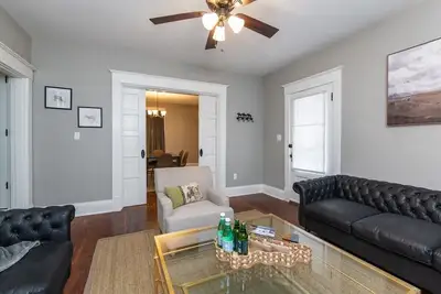 Image de The Colonels Apartment is a freshly renovated 3bedroom 1bath downtown Richmond apartment