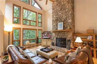 Image de Upscale Home in Gated Community