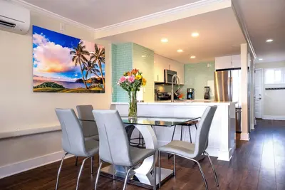 Remodeled Family-Size Condo with Fantastic View of the Ocean and Pool