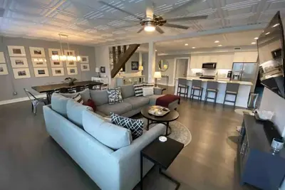 Image de Downtown West Jefferson 3 bedroom apartment walking distance to everything.