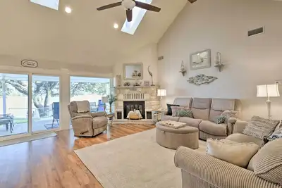 Image de Lakefront Granbury Getaway: Boat, Swim & Fish