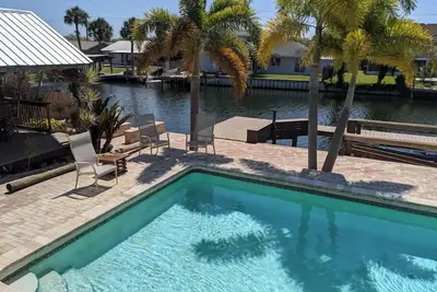 Image de Waterfront 4 bed 3 bath steam sauna pool tiki bar Heated Pool to 70 Hot Tub