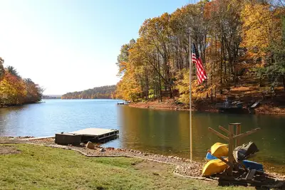 Image de Lake Dreams, A Luxury 5-Bedroom Lakefront Home with Hot Tub