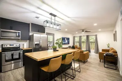 Image de Central Woodlands. Outdoor deck, dining, & grill! Newly Remodeled.