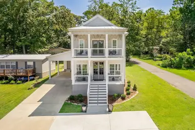 Image de Sunset at Shorline -  New Modern Lake View Home