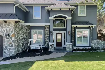 Image de Beautiful  Home with pool walking distance to Lake Austin 4 bedrooms