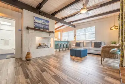 Image de Screened porch, East Beach, Sleeps 9! Beach Gear!
