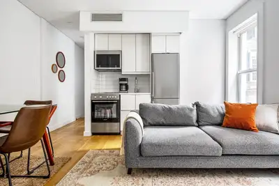 Image de Modern Nolita 2br w/ W/D, large deck, easy walk to SoHo, by Blueground
