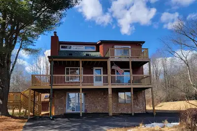 Image de Across the street from lake, pool and clubhouse, great for kids, wolf themed!