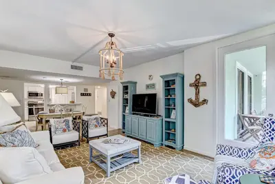 Image de Cozy, Beachside Beauty! 2 Bed / 2 Bath Oceanfront Shipwatch Condo with Heated Pool!
