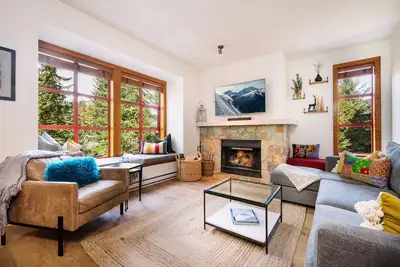 Image de Luxury Townhouse- Ski-In, Hot Tub, 5 mins walk to Lost Lake