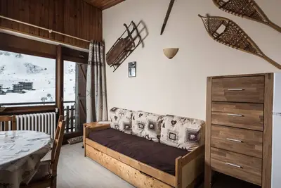 Image de Appartement Éco avec Balcon · Proche Pistes et Commerces · WiFi · Animaux Acceptés