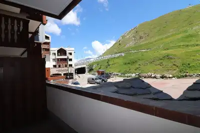 Image de Studio rénové avec balcon, au pied des pistes, proche commerces et écoles de ski