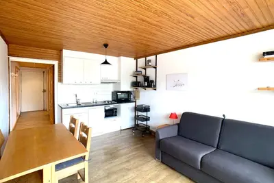Image de Studio Cabine Rénové avec Balcon - Face Pistes, Commerces & Écoles de Ski