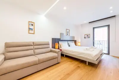 Central & Elegant Room within walking distance of the station