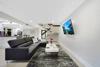 Image de Spacious Updated home with Office by Pmi