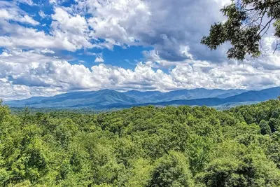 Image de Smoky Vista Retreat Mountain Views, Hot Tub, $560 Free tickets each paid day!