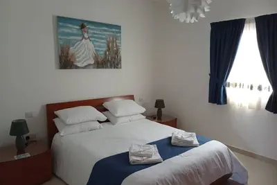 Image de 3 Bed 2 Bath Home with A\/Cs and Ample Parking