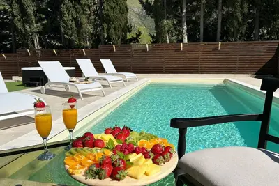 Image de Villa DeLux avec vue sur les montagnes, bain à remous chauffé, jardin et Wi-Fi.