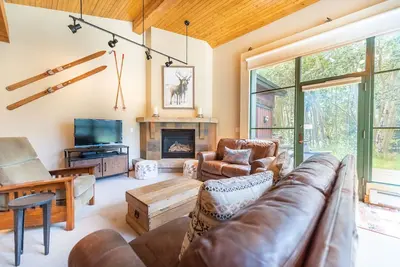 Image de Updated Townhome w/ Private Oversized Deck Offering Treed & Mountain Views!