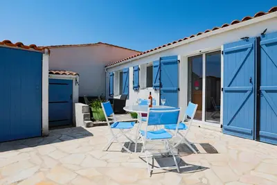 Image de Maison confortable pour 10 Ă deux pas du village