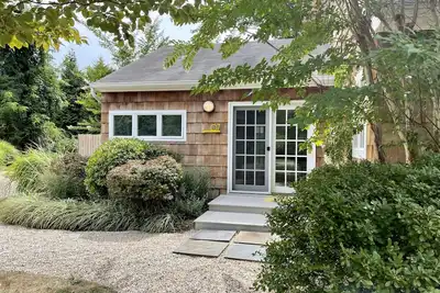 Image de Silver Beach Hideaway: newly updated quiet cozy cottage - 4 min walk to beaches!
