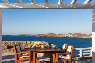 Image de Chic Villa Overlooking the Gleaming Sea