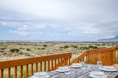 Image de Private Beach Access, Superb Views, Gorgeous Updates, King Suite and Hot Tub!