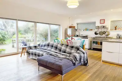 Image de Coastal - Wittering - an annexe that sleeps 6 guests in 3 bedrooms