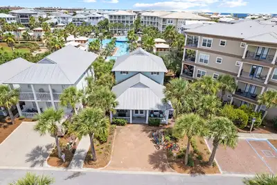 Image de Directly off Pool! Walk to Beach! 4 bikes! Wifi.
