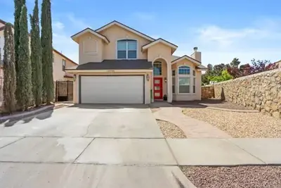Image de Luxurious 4 bedroom with a spacious family room.