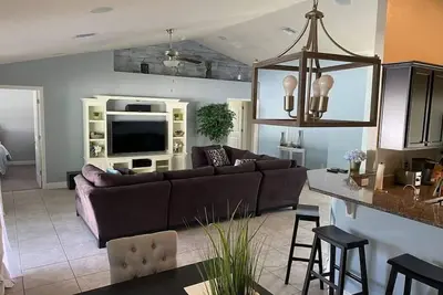 Image de Gone Coastal! Large heated pool home 30 min from beaches