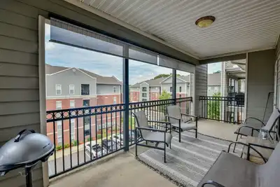 Image de Legends Landing - close to campus, shopping, and more! Complex pool!