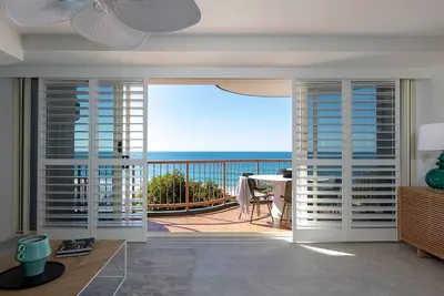 Image de Beachfront Villa - Modern, pet friendly apartment with breathtaking views over First Bay