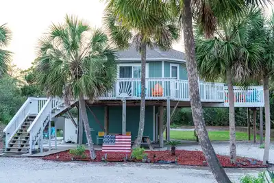 Image de 30% Off Summer! Golf Cart included! 2-min Beach walk, sleeps 6! !