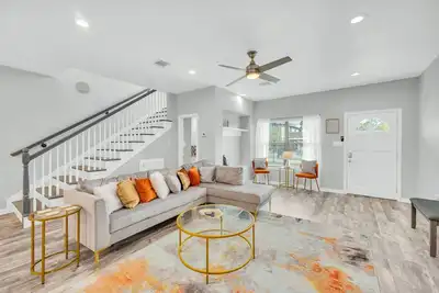 Image de 🍊 Home Away from Home