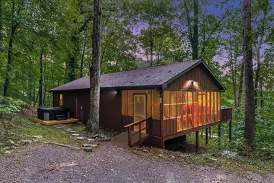 Image de River Cabin w/ Hot Tub, Screened Porch & Fire Pit