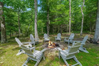 Image de Cottage w Hot Tub, Pond & Kayaks, Fire Pit, & WiFi