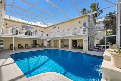 Image de Island Pineapple: 5 min to Beach, Screened Pool, Waterfalls, Game Room by Anna Maria Life