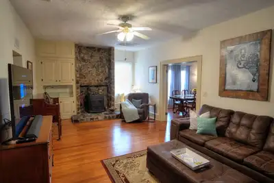 Image de Cozy 3 Bed 3 Bath Historical Home - with a Private Suite - Close to the River