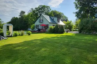 Image de Be our guests cottage \nClose to Lake Michigan and 10 minutes to Charlevoix.